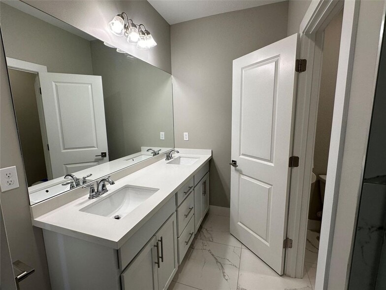 Building Photo - 4507 E Aqua Bella Ln