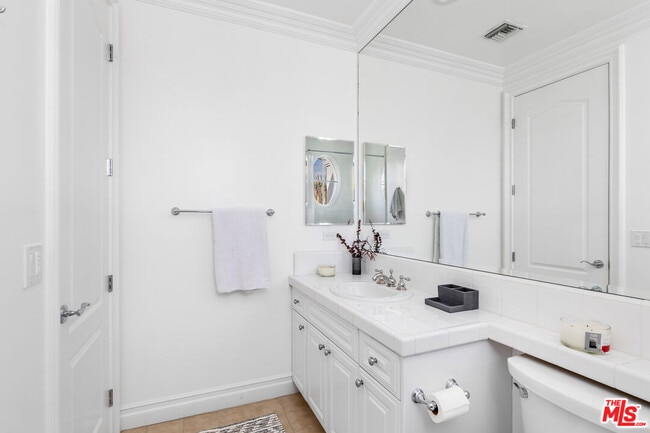 Building Photo - 25490 Prado De Las Bellotas