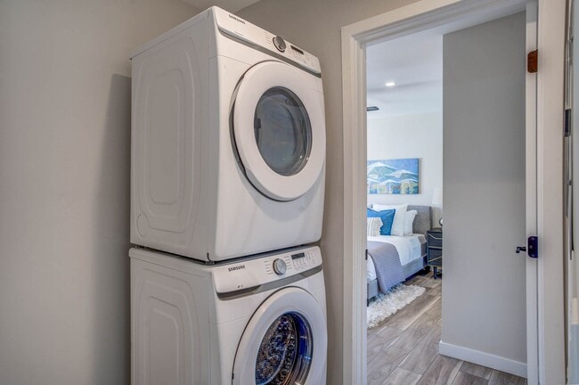 Building Photo - STUNNING REMODELED UPSTAIRS 2BD/2BA UNIT I...