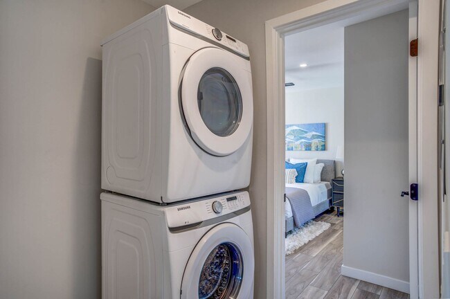 Building Photo - STUNNING UPGRADED UPSTAIRS 2BD/2BA UNIT IN...