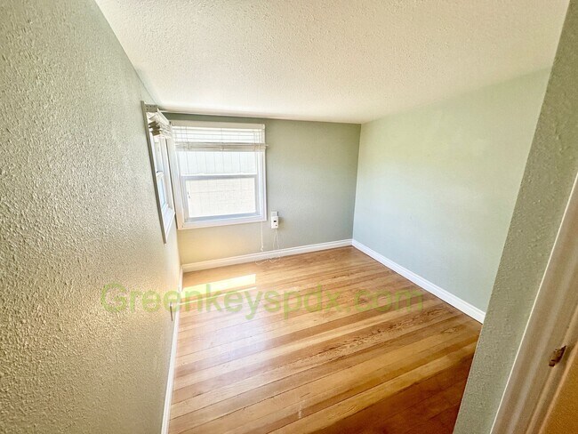 Building Photo - Huge 4 Bedroom 2 Bath House across from Rose City Golf Course