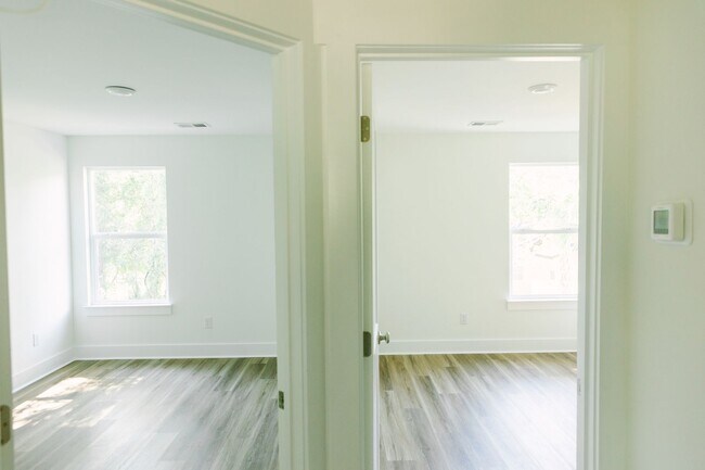 Building Photo - 3BD/2.5BA TOWNHOUSE-Walking Distance to Avondale, Greenway and Short Drive to Downtown Charleston...