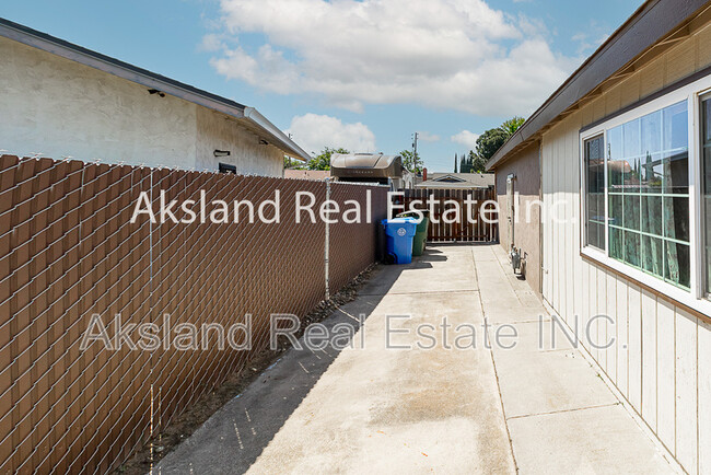 Building Photo - 883 El Capitan Ave