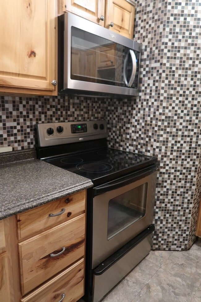 Building Photo - Lake Terrace #4. 3BD/1BA  Very spacious condo on Lake Avenue!  $2700 per month includes assigned ...