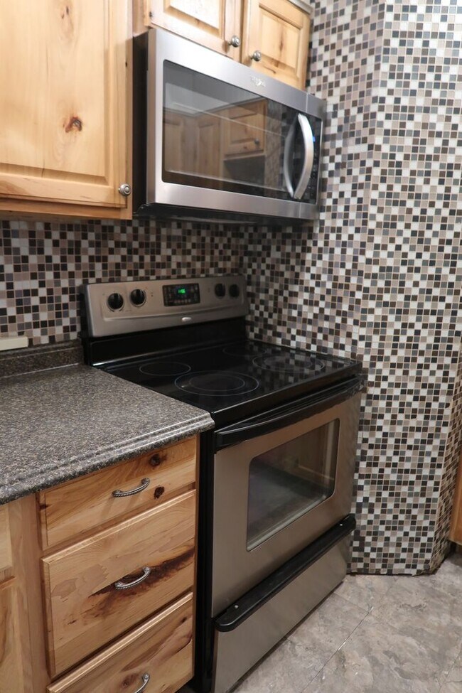 Building Photo - Very spacious condo on Lake Avenue! Lake Terrace #4 3bed/1bath $1650 per month includes assigned ...