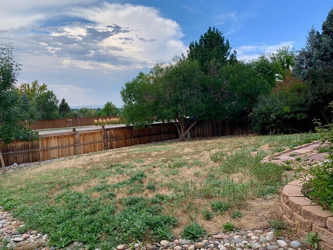Building Photo - Renovated 4 BR/4BA Home with Large Backyar...