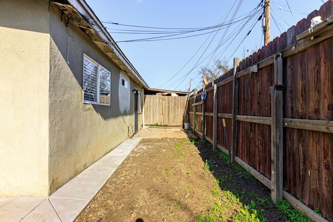 Building Photo - Spacious 2 bedroom / 1 bath renovated home...