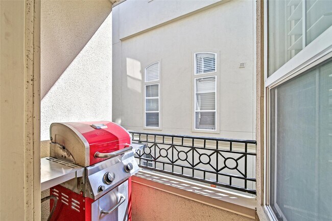 Building Photo - 1515 Hyde Park Blvd