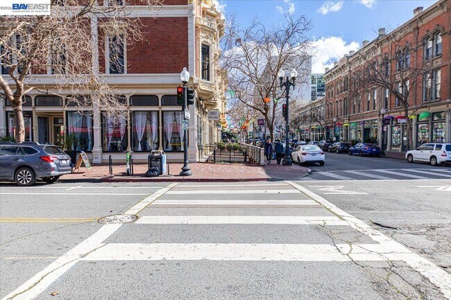 Building Photo - 809 Clay St
