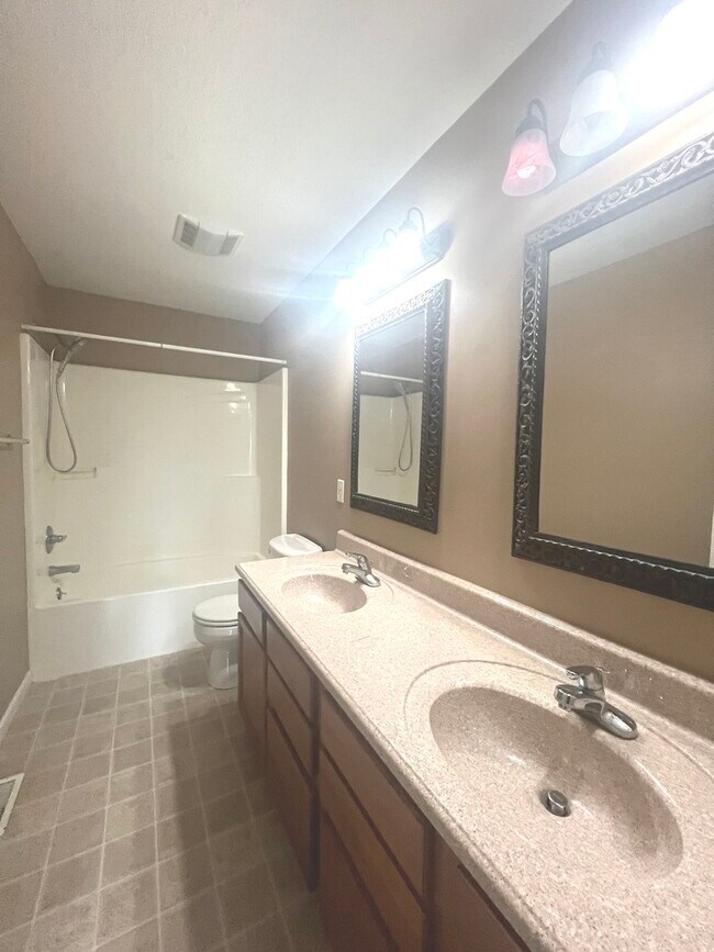 Building Photo - 909 Wartburg Dr