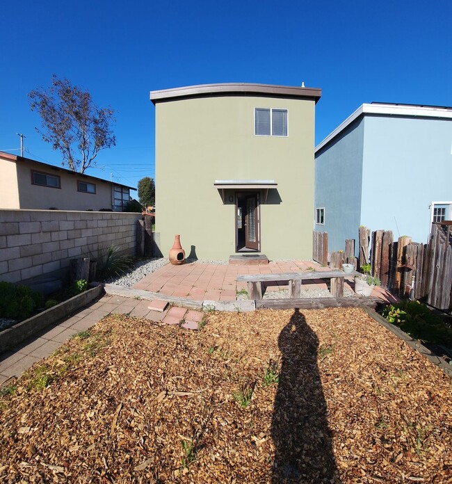 Building Photo - Quaint 2 bedroom 1 bath in quiet neighborhood