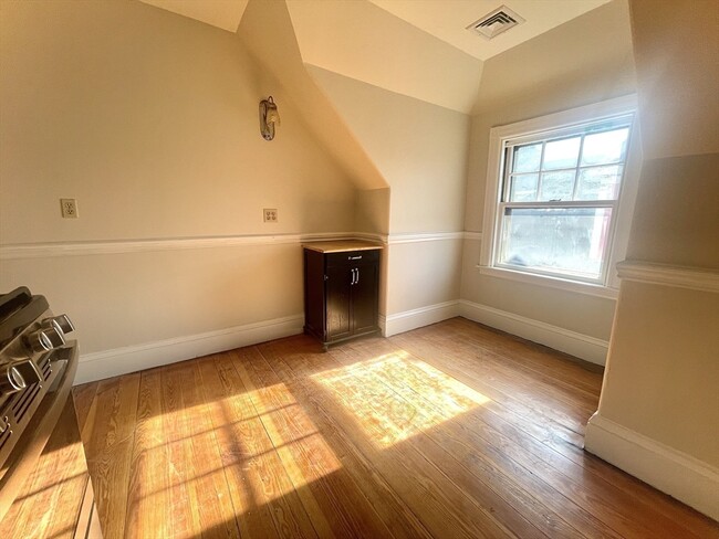 Building Photo - 11 Montague St