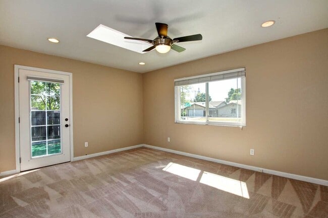 Building Photo - Adorable College Green 3 BDRM 2 BATH avail...