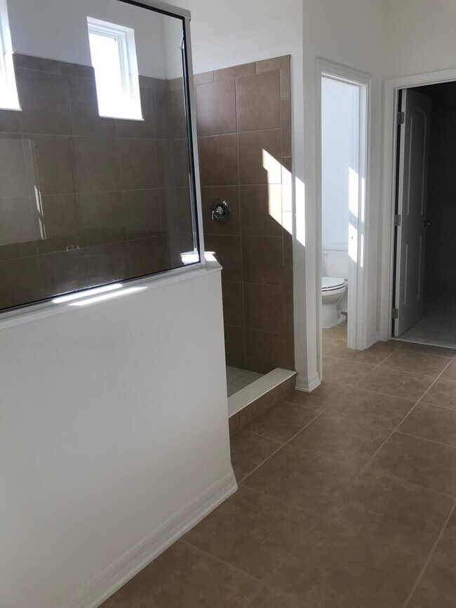Building Photo - 5 Bedroom 3.5 Bathroom Family Home at Wind...
