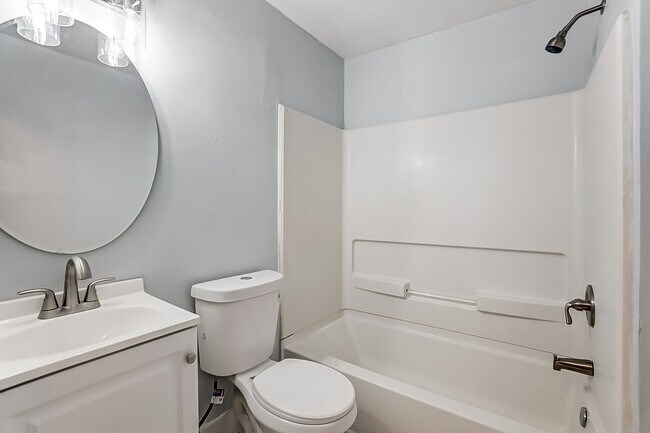 Building Photo - Three Bedroom In Dayton With Off Street Parking!