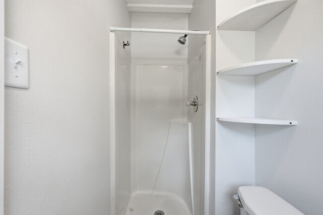 Building Photo - All Brick Home & Large Yard in Niceville!