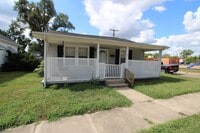Building Photo - Quaint 2 Bedroom 1 Bathroom Ranch