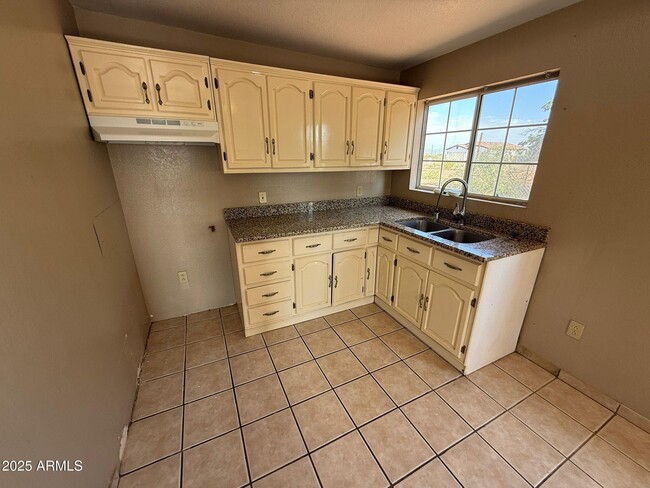 Building Photo - 2484 N Sulphur Springs St