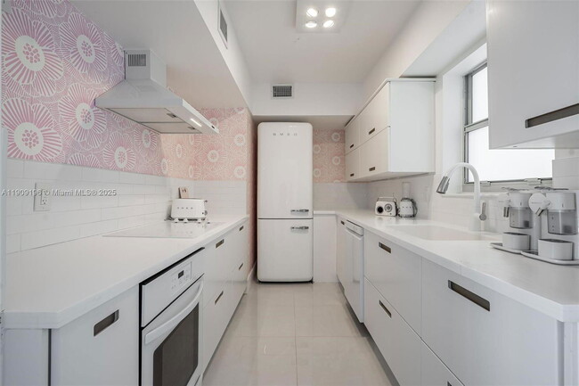 Building Photo - 9101 E Bay Harbor Dr