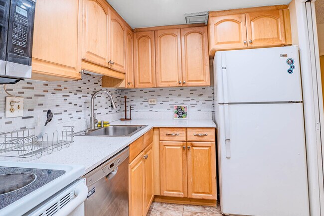 Building Photo - 3710 Inverrary Dr