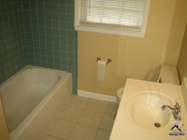 Building Photo - 5 Hampton Square