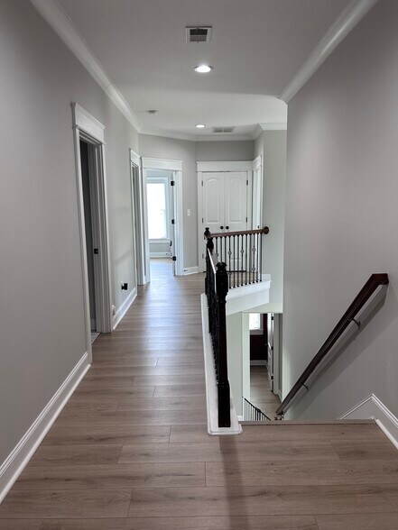 Catwalk - 5006 Groover Dr SE