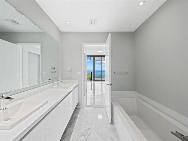 Building Photo - 701 S Fort Lauderdale Beach Blvd