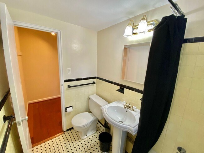 Building Photo - Wilshire Park Condo Studio with Den with Park views in Cleveland Park!