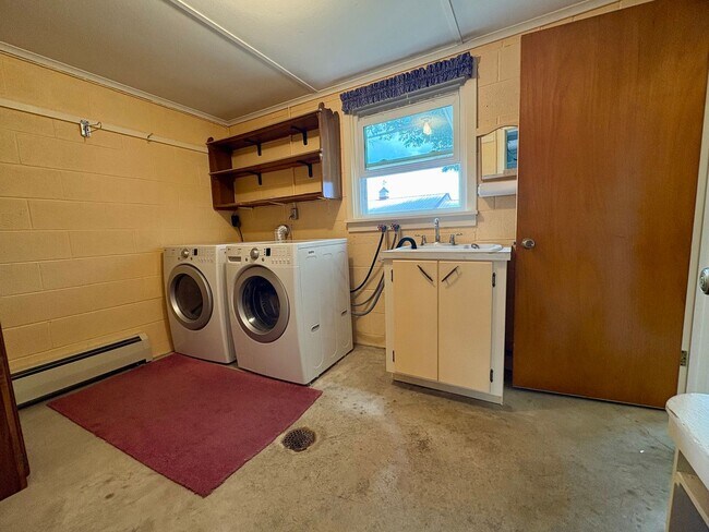 Building Photo - 3 Bedroom 2 Bathroom in Annville w/Huge Ga...