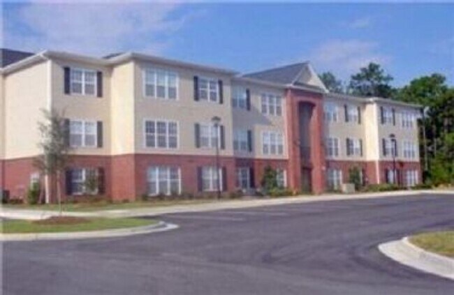 Building Photo - Furnished! Cozy one bedroom with large bedroom, walk in closet. Community ,pool and gym
