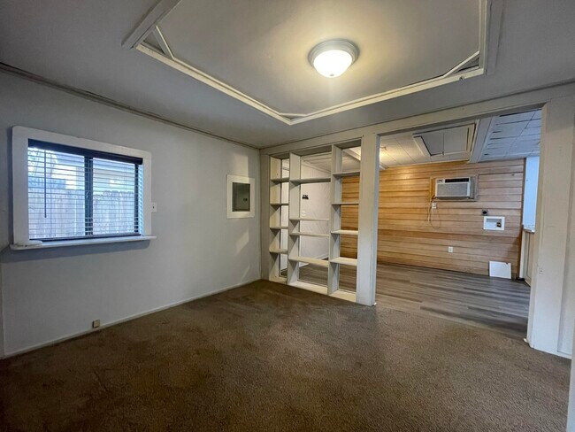 Building Photo - 909 Mapoles St