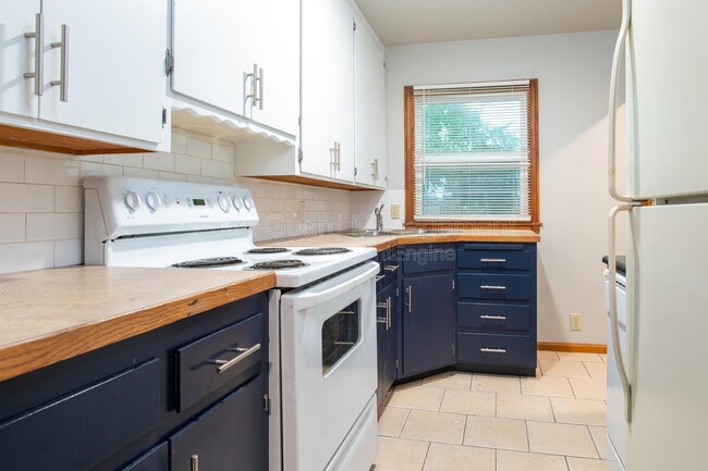 Building Photo - 6102 E Oakwood Dr