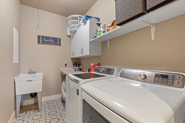 Building Photo - Beautiful, Executive  Home on Cul de Sac i...