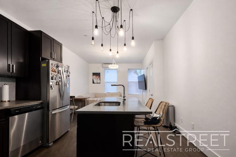 Building Photo - Crown Heights 2BR/2BA w/ In-Unit Laundry
