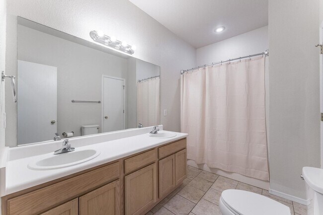 Building Photo - Milliken Duplex