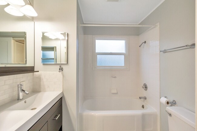 Building Photo - Great 2bd 1ba Cottage in Wedgwood
