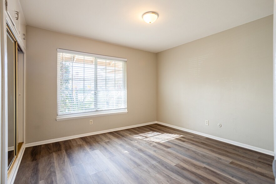 Building Photo - 205 E Old Mill Rd