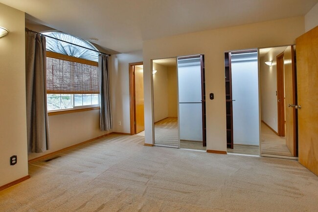 Building Photo - Lovley Home in Oak Harbor and Pet Friendly!