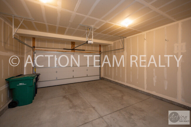 Building Photo - Mid-Row Townhome located in Bluffdale!