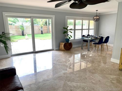 Building Photo - 901 NE 25th Ave