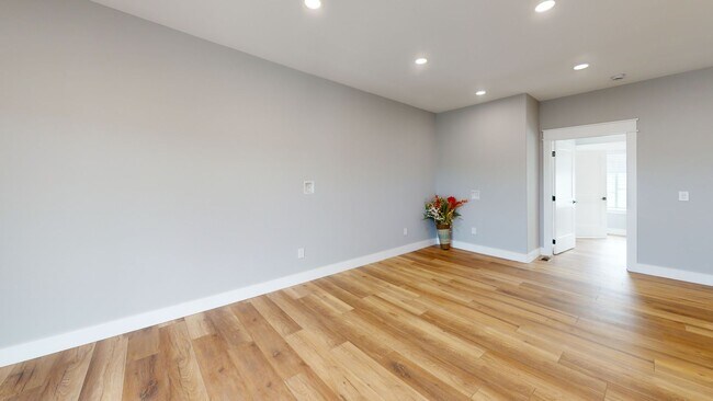 Building Photo - 1211 Hedge Ave