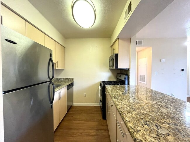 Building Photo - 1 bed, 1 bath located in Corona!