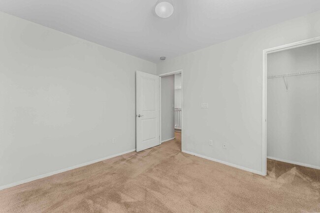 Building Photo - 3 BEDROOM IN HENDERSON WITH COMMUNITY POOL...