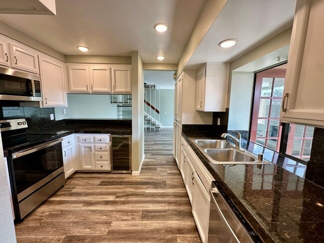 Building Photo - Stunning Upgraded Townhome in Rancho Berna...