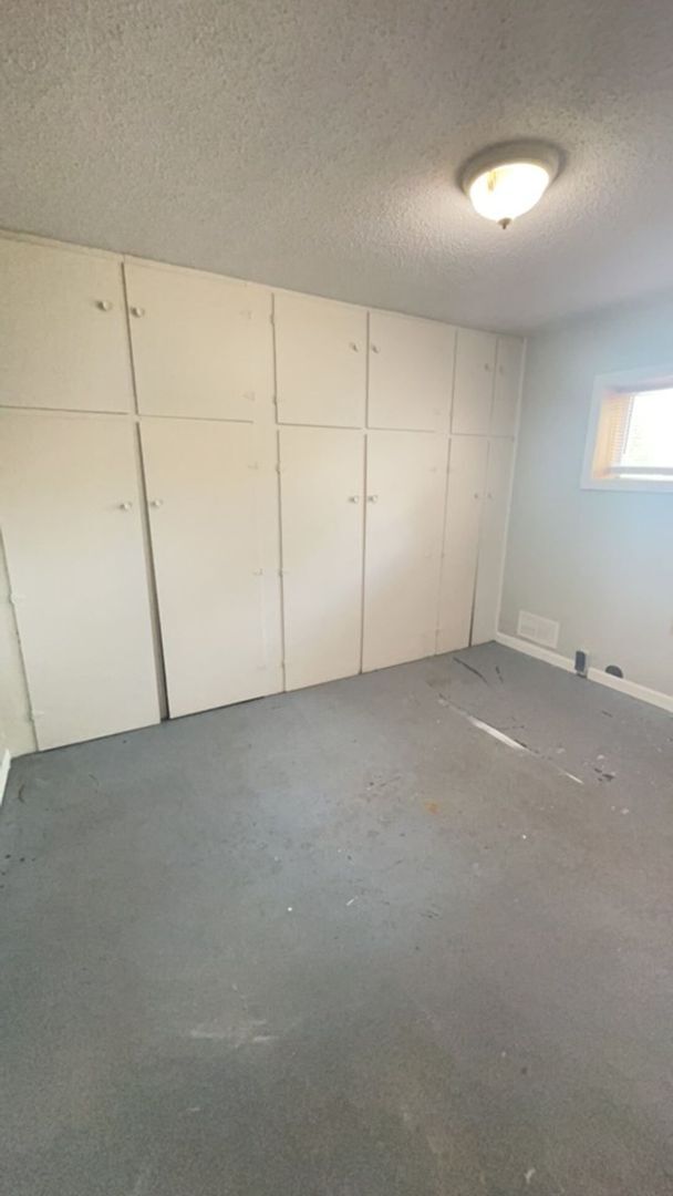 Building Photo - Large 2 Bedroom home with a Garage
