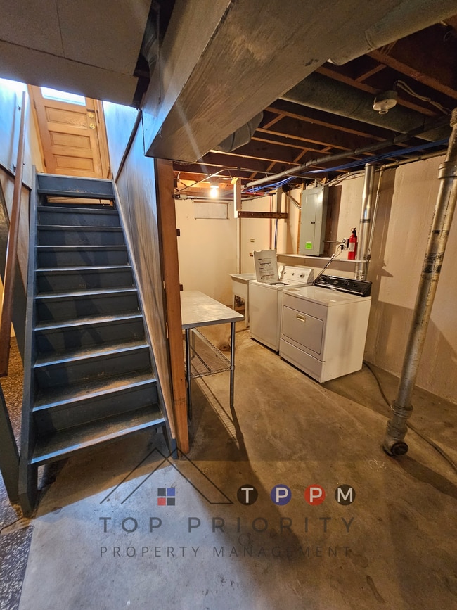 Building Photo - 1212 35th St NE