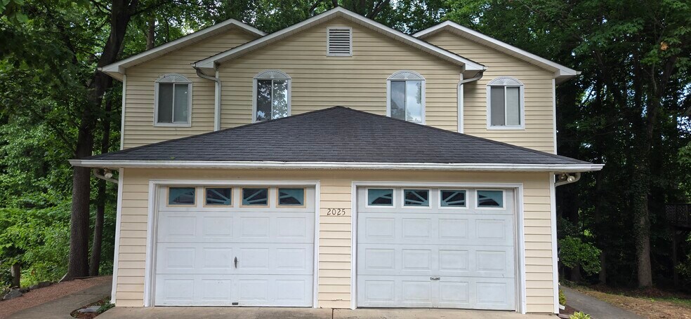 Building Photo - 2025A Stoneycreek Dr