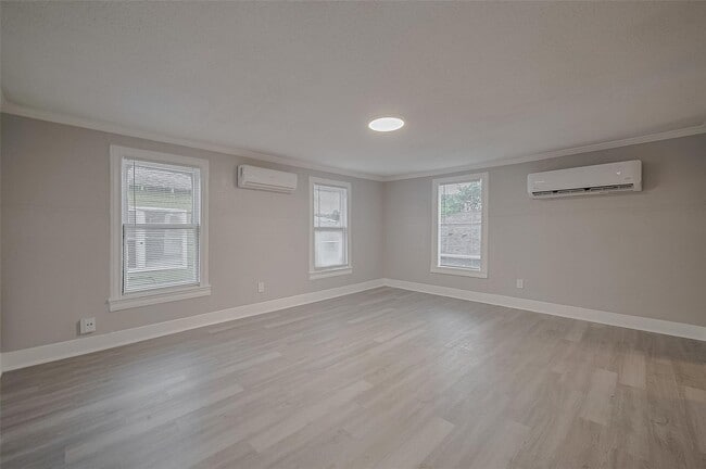 Primary Photo - 1401 Collier St