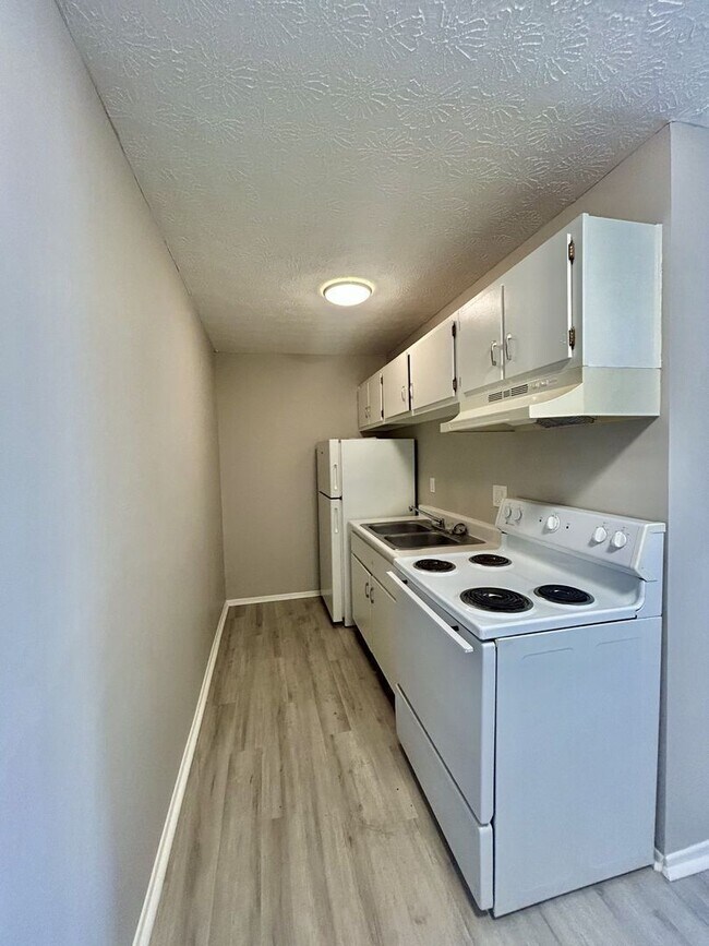 Building Photo - 4126 W 8th St