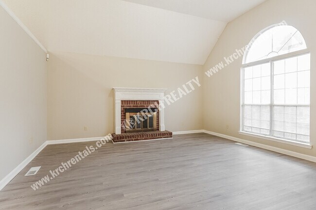 Building Photo - 3-Bed Home with Fireplace